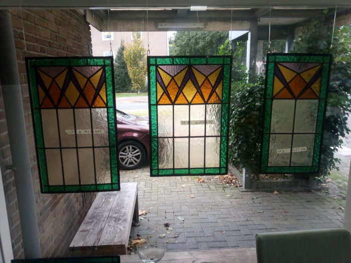 Traditionele glas in lood hangers in div. maten, € 25,- per stuk